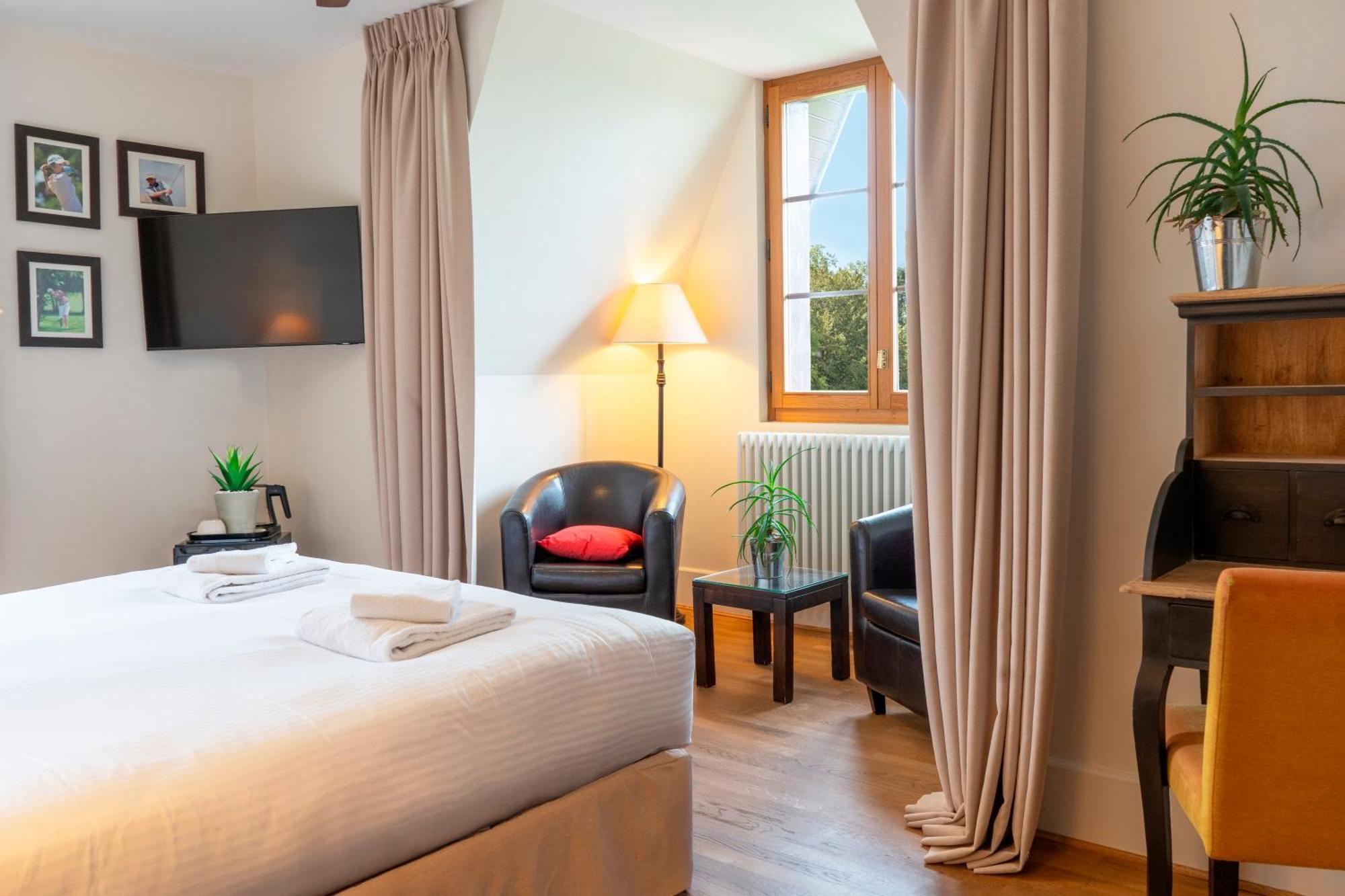 Le Manoir Du Golf Bed and breakfast